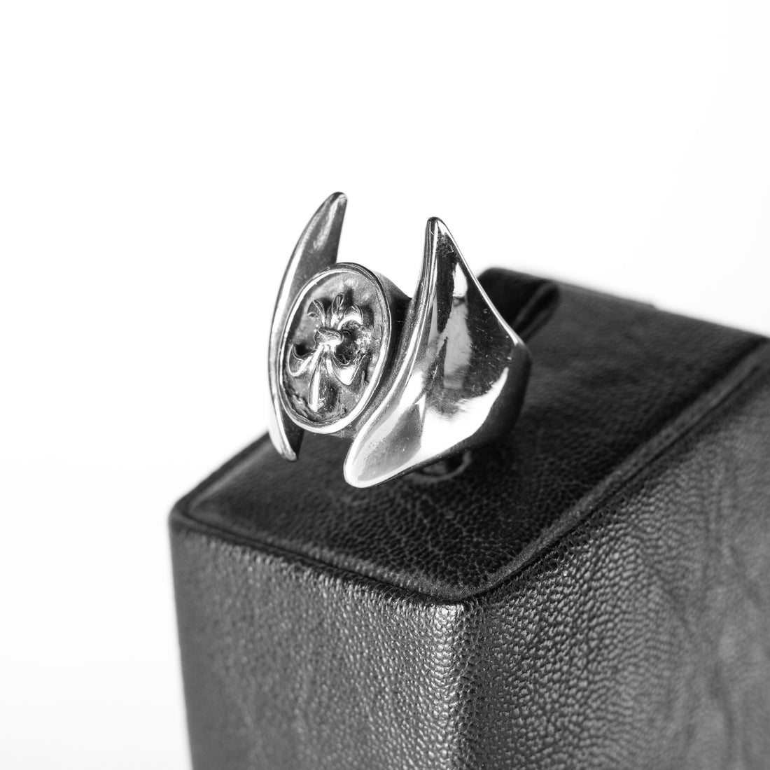 Anillo Gothic Shield